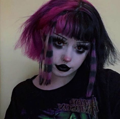 Soft Grunge Hair, 90s Grunge Hair, Scene Girl, Short Grunge Hair, Alt Makeup, Style Indie, Hair Streaks, Smink Inspiration, Alternative Makeup