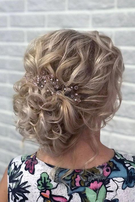 mother of the bride hairstyles elegant textured curly updo djamilya_hairstylist #curlyhaircuts Mother Of The Bride Hairdos, Mother Of The Bride Hairstyles, Mother Of The Groom Hairstyles, Mother Of The Bride Hair, Hairstyles Hoco, Braut Make-up, Mom Hairstyles, Penteado Cabelo Curto, Wedding Hairstyles Updo