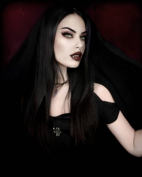 Vampire costume makeup gothic vampire - DIYs.com Vampire Costume Makeup, Easy Halloween Makeup Looks, Halloween Makeup Tutorials, Cat Halloween Makeup, Easy Halloween Makeup, Vampire Fashion, Halloween Costumes To Make, Vampire Makeup, Female Vampire