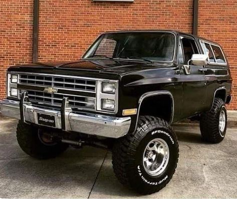 Badass Chevy Blazer! Chevy Blazer K5, Classic Cars Trucks Chevy, Chevy Girl, C10 Chevy Truck, Old Ford Trucks, Chevy Blazer, Lifted Chevy Trucks, Chevy Pickup Trucks, K5 Blazer