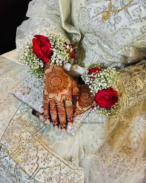 Beautiful bride wearing our hand gajre 😍🥀 #bride#rumi#rumiaesthetic#shiroor#handgajre#dmfororders#viral#shiroor#shiroorcreation#dmfororders#viral#trending #bridalgajre Flower In Hand Aesthetic, Bride Hand Flower, Aesthetic Bride, Big Quotes, Haldi Decoration Ideas, Haldi Decoration, Dress Bustle, Legs Mehndi, Haldi Decor