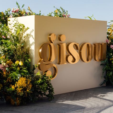 Humbled to be part of this event for one of our favorite brands, Gisou💛 Branded Event Decor, Brand Launch Party Ideas, Brand Launch Event, Pop Up Exhibition, Launch Event Ideas, Influencer Event, Brand Party, Event Entrance, Advent For Kids