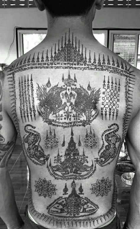 A tattoo on the back for men is pride. But before you put them on, learn the meaning and see the best designs in our article. Hogwarts Castle Tattoo, Back Tattoos For Men, Buddhist Symbol Tattoos, Harry Potter Tattoo Sleeve, Yantra Tattoo, Hogwarts Tattoo, Khmer Tattoo, Sacred Tattoo, Buddhist Tattoo