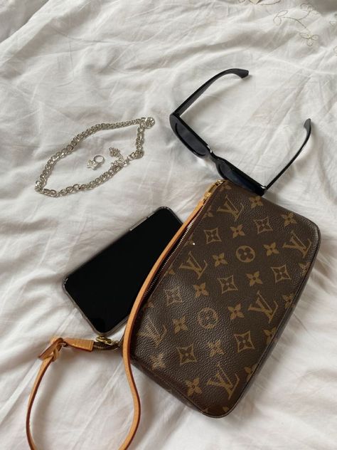 Louis Vuitton Pochette Outfit, Lv Aesthetic, Aesthetic Tote Bag Design, Tote Bag Design Ideas, Bag Design Ideas, Purse Aesthetic, Beach Bag Essentials, Lv Shoulder Bag, Moody Aesthetic