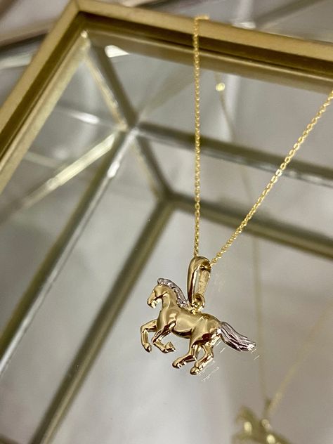 Horse Necklace Jewelry, Necklaces Personalized, Equestrian Necklace, Dope Jewelry Accessories, Luck Necklace, Pendants Gold, Country Jewelry, Pretty Jewelry Necklaces, Horse Pendant