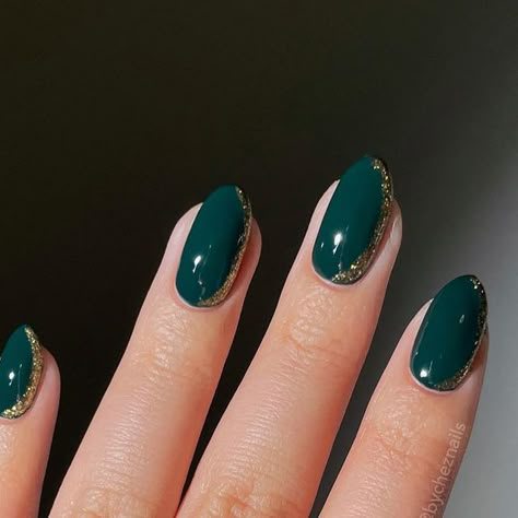 Slytherin Green Nails, Nail Art Hijau, Green Nails Gold Tips, Green Nails Gold Accent, Winter Nails Green Gold, Green And Golden Nail Art, Green Nails Gold Jewelry, Gold Accent Nail, Dark Nail Polish