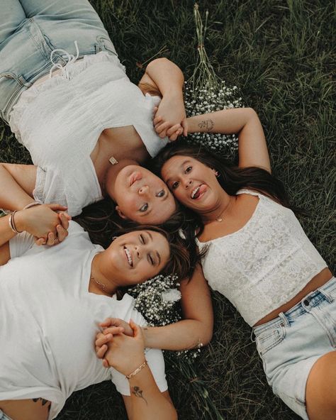 3 Sisters Picture Ideas, 3 Best Friend Pictures Photo Shoots, 3 Best Friend Photo Shoot Ideas, Teenage Sisters Photoshoot, Three Friends Photoshoot Poses, 3 Friends Senior Pictures, Fun Senior Picture Ideas With Friends, Three Best Friends Photoshoot, Best Friend Pictures Three