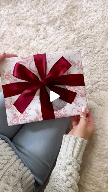 Gift Wrap Savvy on Instagram: "Elevate your gifts with this beautiful bow tutorial 

Don’t forget to head to the link in bio to discover hundreds of unique gift wrap designs to take your gift giving to the next level this holiday season 🎄✨" Wrapping Tips And Tricks, Wrapping Wine Bottles, Gift Wrapping Wine, Elegant Christmas Decorations, Desain Ux, Easy Diy Christmas Decorations, Christmas Stairs Decorations, Bow Tying, Wrapping Hacks