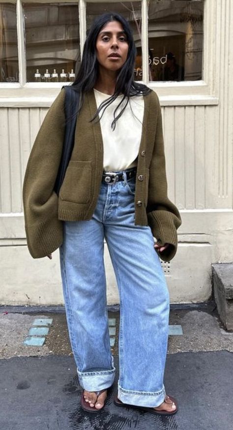 Streetwear Fashion Nyc, Bohemian Business Casual, Japan Autumn Outfit Women, Baggy Denim Jeans Outfit, Mum Outfits Mom Style, Fall Indie Outfits, Granola Grunge, Europe Fall Outfits, Jumper And Jeans