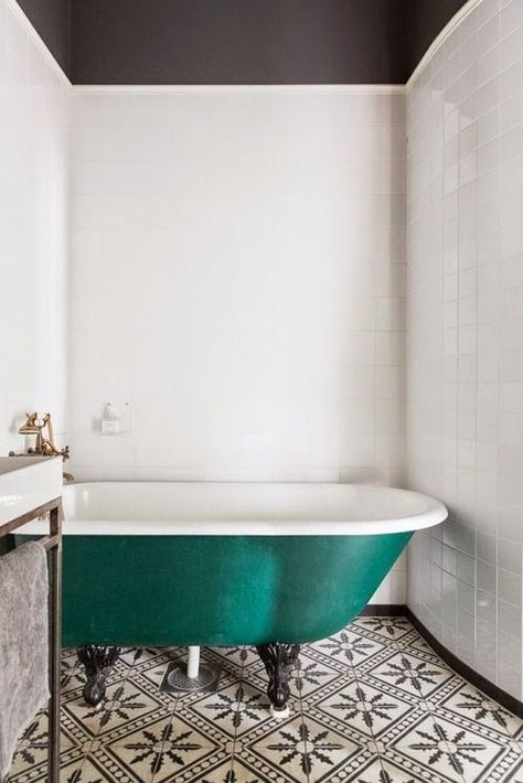 Encaustic tile bath Drømme Bad, Beautiful Bathtubs, Bad Inspiration, Decor Baie, Tile Trends, White Floors, Bad Design, Green Bathroom, Bath Tub