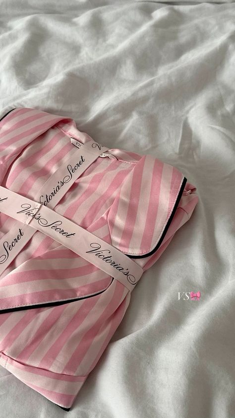 Vs Pj Set, Aesthetic Victoria Secret, Victoria Secret Aesthetic, Victoria Secret Pjs, Victorias Secret Pajama, Nightgown Romantic, Secret Wallpaper, Pijama Satin, Victoria's Secret Aesthetic