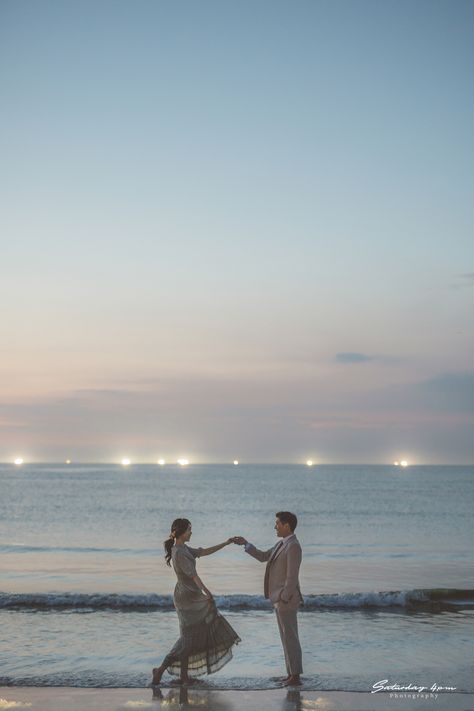 Korean Couple Prewedding, Korea Prewedding Photoshoot Outdoor, Cute Prewedding Photoshoot, Jeju Island Wedding, Korean Outdoor Prewedding, Self Pre Wedding Photoshoot, Jeju Wedding Photography, Korean Couples Photoshoot, Prewed Ala Korea