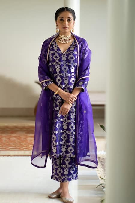 Heavy Suit For Wedding Women, Purple Suit Set, Brocade Indian Suits, Brocade Salwar Suit Design, Purple Banarsi Suit, Banarsi Salwar Suit Design, Latest Brocade Suit Designs, How To Style Dupatta On Suit, Banarasi Silk Kurta Set