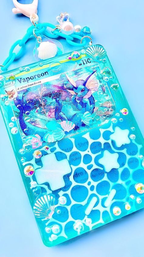 𝔽𝕣𝕒𝕟𝕔𝕖𝕤 ฅ՞•ﻌ•՞ฅ｡･:*˚:✧｡ on Instagram: “Vaporeon Pokémon card shaker 💦🐠🌊🪸🐚✨💕 Coming in the next shop update (link in bio) ~~~~~~~~~~~~~~~~~~~~~~~~~~~~~~~~~~~~ Resin:…” Resin Shakers, Pokemon Anime, Cute Room Ideas, Resin Charms, Uv Resin, Pokemon Cards, Fun Crafts, Room Ideas, Link In Bio