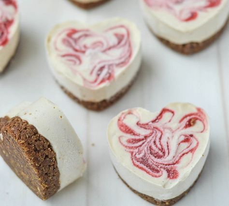 Strawberry Cheesecakes, Gluten Free Valentines, Mini Strawberry Cheesecake, Individual Desserts, Treats Recipes, Oreo Pops, Think Food, Valentines Food, Free Valentine