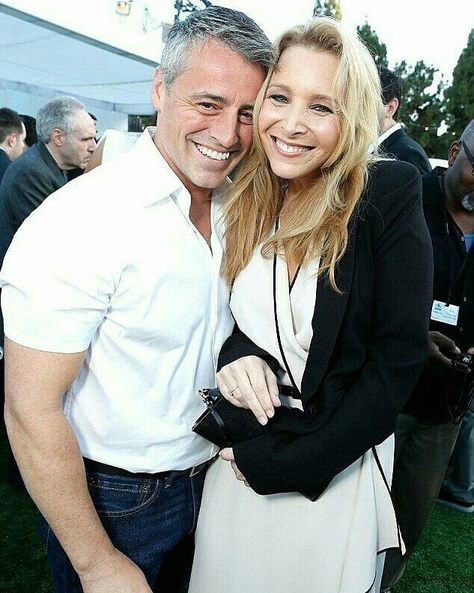 🍕 on Instagram: “Tag someone who loves their friendship⬇ Matt LeBlanc and Lisa Kudrow, 2012 Follow @friendsx90s for more🍕” Joey And Phoebe, Friends 1994, Humour Geek, Model Tips, Matt Leblanc, Ross Geller, Friends Cast, Joey Tribbiani, Friends Moments