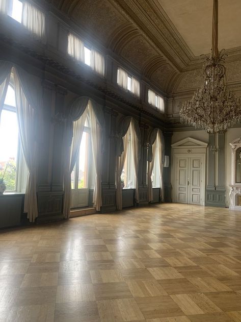 Ballrooms In Houses, Ball Room Fantasy Art, Ballroom In House, 1800 Ballroom, Ball Room Aesthetic Dancing, Old Money Ballroom, Ballroom Bloxburg, Vintage Castle Interior, Victorian Ball Room