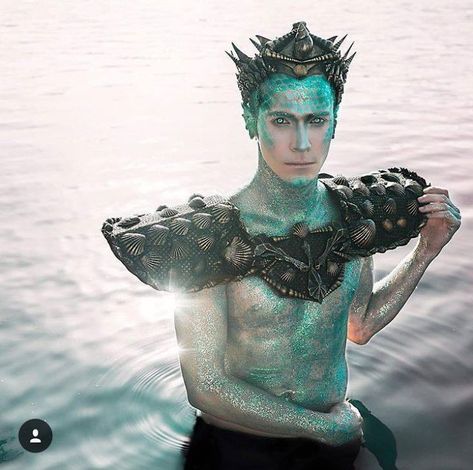 Tritón Merman Costume, High Fashion Makeup, Mermaid Crown, Mermaids And Mermen, Mermaid Makeup, Sfx Makeup, Fantasias Halloween, Mermaid Costume, Fantasy Makeup