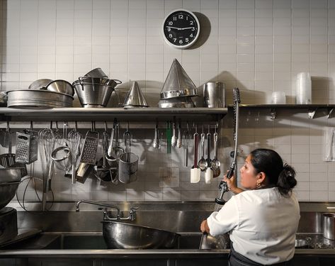 Restaurant Worker Aesthetic, Restaurant Kitchen Aesthetic, Dishwasher Restaurant, Professional Kitchen Restaurant, Dishwashing Station, Restaurant Dishwasher, Chef Aesthetic, Kitchen Book, Stainless Steel Fabrication