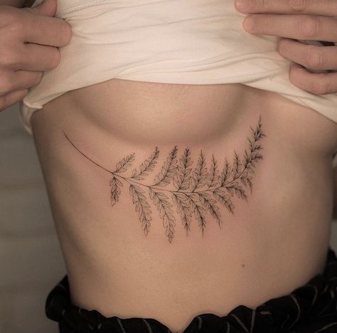 Underboob Tattoos, Tattoo Pierna, Tattoos On Side Ribs, Fern Tattoo, Tattoos To Cover Scars, Underboob Tattoo, Sternum Tattoo, Collar Bone Tattoo, Side Tattoos