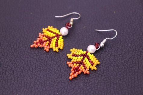 ✍🏻Materials - Marron, yellow, light orange & dark orange seed beads 11/0 -2 pearl beads 6mm - 2 earring hooks - beading thread0.20mm & length 100 cm - needle size# 11 #BeadedEarrings #leafearrings #easyandquickcraft #HandmadeEarrings #EarringDesigns #natureinspiredjewelry #FashionEarrings #JewelryLovers #BeadedJewelry #EarringInspiration #EarringAddict #BeadedAccessories #EarringGoals #UniqueEarrings #JewelryObsessed #BeadedStyle #EarringTrends #EarringEnvy #HandcraftedEarrings #BeadedBeauty Seed Bead Leaf Earrings, Beaded Leaf Earrings, Thanksgiving Beaded Earrings, Fall Seed Bead Earrings, Fall Beaded Earrings, Thread Projects, Diy Earrings Easy, Fall Bead, Diy Seed Bead Earrings