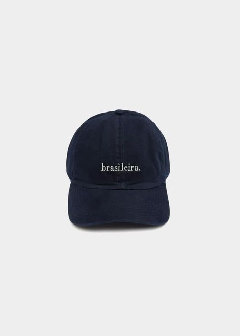 Acessórios com personalidade própria.  Boné da marca Bossa em sarja azul petróleo modelo dad hat com bordado brasileira em bege. Bone Bordado, Mara Hoffman, Dad Hat, Hats, Pants, Trousers