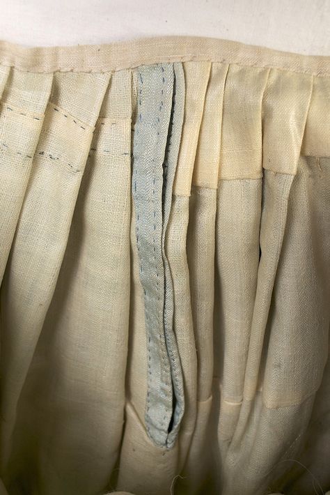 Quilted petticoat, 1770s. Inside. The skirt and petticoat have openings at each side to allow access to the pockets, which would not have been attached to the skirt. Instead they were like flat purses worn inside of the skirt Quilted Petticoat, Georgian Fashion, Petticoat Pattern, 18th Century Stays, Colonial Dress, 18th Century Women, Quilted Clothing, Satin Quilt, 18th Century Dress