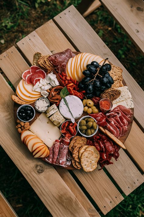 25 Cheese Board Ideas: Elegant Arrangements To Impress Every Guest - Cheese Blog - AnyCheese Cacciatore Board Ideas, Cheese Tray Ideas, Cheese Board Ideas, Wedding Charcuterie, Habbo Hotel, Picnic Dinner, Cheese Trays, Party Food Buffet, Rustic Bread