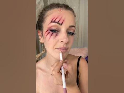 Makeup pour Halloween FACILE ! Partie 1 Maquillage Halloween Simple, Halloween Face Paint, Spooky Makeup, Dramatic Eyeliner, Paint Makeup, Makeup Stand, Pumpkin Queen, Halloween Makeup Ideas, Face Paint Makeup