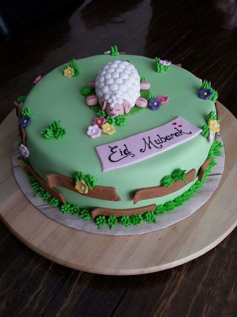 'Eid mubarak cake Sheep Cupcakes, Sheep Cake, Eid Mubark, Eid Cake, Ramadan Celebration, Candy Gift Baskets, Single Tier Cake, Eid Crafts, Eid Ul Adha