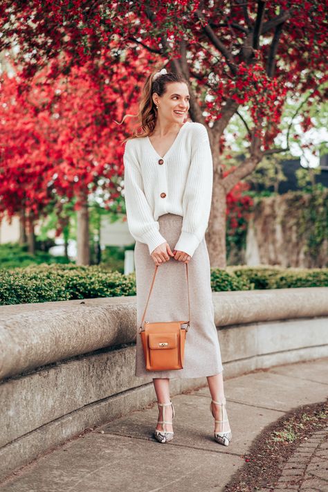 Sweater Midi Skirt Outfit Winter, How To Style Rib Knit Skirt, Knit Midi Skirt Outfit Fall, Straight Midi Skirt Outfit, Ribbed Knit Skirt Outfit, Rib Knit Skirt Outfit, Cream Knit Skirt Outfit, Knitted Midi Skirt Outfit, Long Knit Skirt Outfits