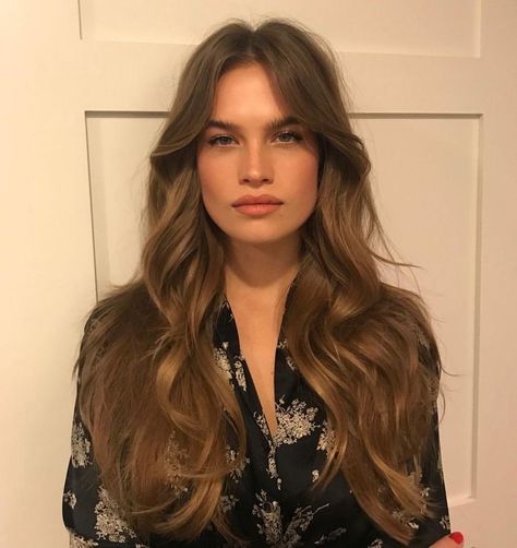 Timeless style. #curtainbangs #brunette #70sstyle Vlasové Trendy, Blowout Hair, Loose Curls, Curtain Bangs, Hair Envy, Grunge Hair, Curled Hairstyles, Gorgeous Hair, Hair Day