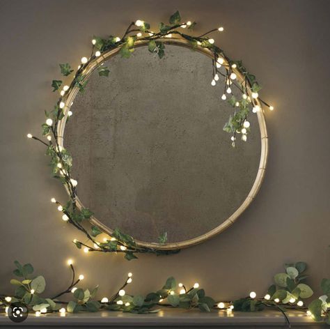 Dining Table Island, Christmas Garland With Lights, Christmas Garland On Stairs, Garden Christmas Decor, Window Garland, Garland With Lights, Island Breakfast Bar, Christmas Interior Decor, Table Island