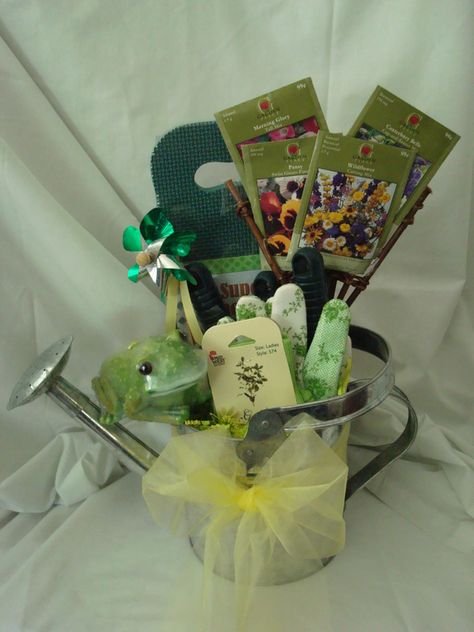 Garden Gift Set Gardening Gift Baskets, Homemade Gift Baskets, Retirement Party Gifts, Auction Baskets, Luxury Christmas Gifts, Themed Gift Baskets, Gift For Mom Christmas, Christmas Gift Basket Ideas, Diy Christmas Gifts Cheap