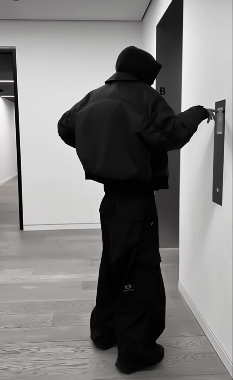 Dark Street Wear Aesthetic, Oversized Black Outfit, Dystopian Aesthetic Clothes, Aesthetic Clothes Men, Full Black Outfit, Streetwear Photoshoot, Techno Outfit, Sweater Outfits Men, Yeezy Fashion