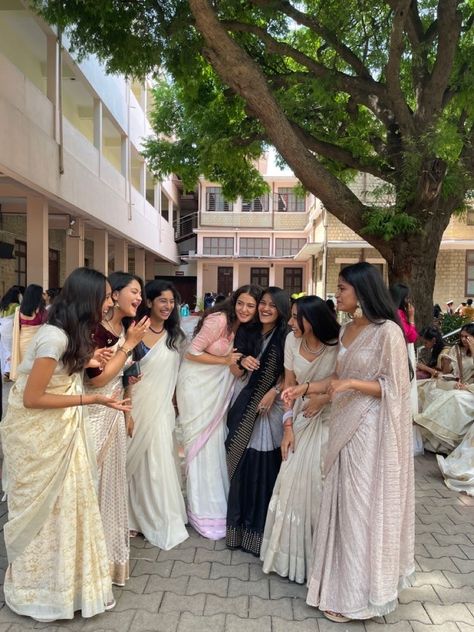 Saare Poses With Friends, Friends Desi Aesthetic, Indian School Farewell Aesthetic, Onam Saree Poses With Friends, Saree With Friends, Farewell Pictures Photo Ideas, Aesthetic Saree Poses With Friends, Poses In Saree With Friends, Friends Aesthetic Indian