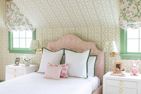 Green Wallpaper Bedroom, Preppy Decor, Hamptons Home, Girls Bedroom Decor, Girls Rooms, Green Rooms, Big Girl Rooms, Pattern Play, Bedroom Green