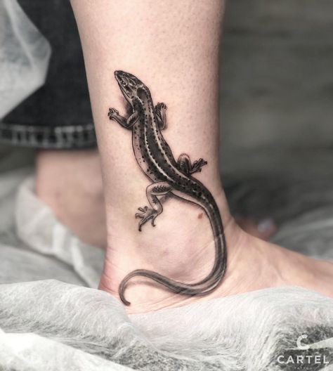 Gecko Design, Gecko Tattoo, Family Tattoos For Men, Lizard Tattoo, Back Of Arm Tattoo, Creative Shapes, Anker Tattoo, Palm Tattoos, Vine Tattoos