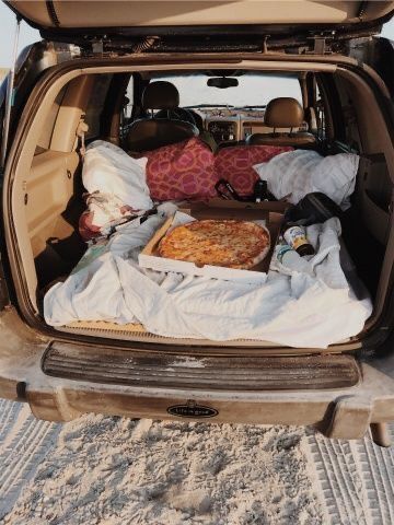 dm for credit/removal Car Sleepover, Camping Date, Car Picnic, Dream Dates, Cute Date Ideas, Fun Sleepover Ideas, Dream Date, Picnic Date, Drive In Movie