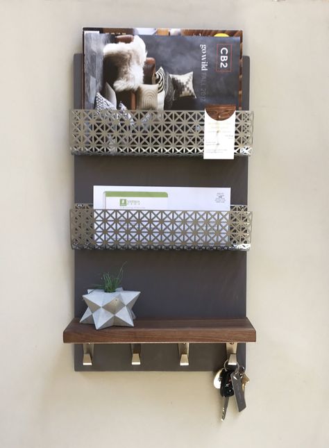 Hanging mail organizer