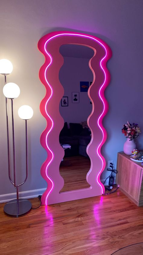 Pink wavy mirror with LEDs. Spring home decor. Groovy Bedroom Aesthetic, Decoraciones Aesthetic, Fall Bedroom Decor, Drawing Room Decor, Wedding Mirror, Luxury Room Bedroom, Lash Room, Bedroom Decor Inspiration, Fall Bedroom