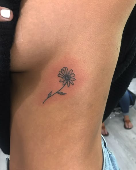 Cool Daisy Tattoos, Pretty Daisy Tattoo, Marguerite Flower Tattoo, Dainty Daisy Tattoo Wild Flowers, Daisy Tattoo Side Rib, Small Daisy Tattoo Behind Ear, Vintage Daisy Tattoo, Daisy Side Tattoo, Daisy Hip Tattoos Women