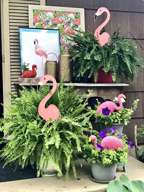 Yard Flamingo Ideas, Flamingo Patio Decor, Flamingo Porch Decor, Flamingo Pool Decor, Flamingo Centerpiece Ideas, Flamingo Outdoor Decor, Flamingo Yard Decor, Flamingo Aesthetic, Decorating With Pink