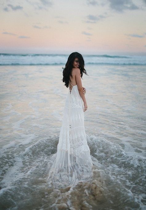 Strand Shoot, Beautiful Beach Wedding, Pose Fotografi, Photographie Portrait Inspiration, Beach Photography Poses, Beach Shoot, Seaside Wedding, Beach Portraits, French Wedding