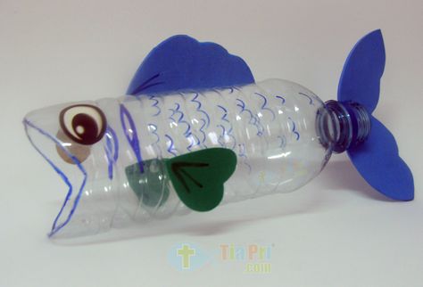 6 manualidades infantiles ¡bajo el mar!                                                                                                                                                                                 Más Plastic Bottle Art, Recycled Art Projects, Sea Crafts, Vbs Crafts, Fish Crafts, Ocean Crafts, Plastic Bottle Crafts, Plastic Crafts, Sunday School Crafts