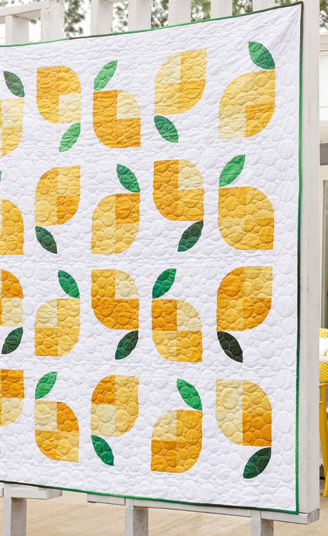 Save this Free Easy Memi's Lemons Quilt Tutorial! Get ready to 'squeeze the day' with this delightful lemonade-inspired quilt. Lemon Quilt, Quilt Throw Size, Colorful Baby Quilt, Missouri Star Quilt Tutorials, Free Quilt Tutorials, Drunkards Path Quilt, Making Lemonade, Wall Hanging Quilt, Curved Piecing