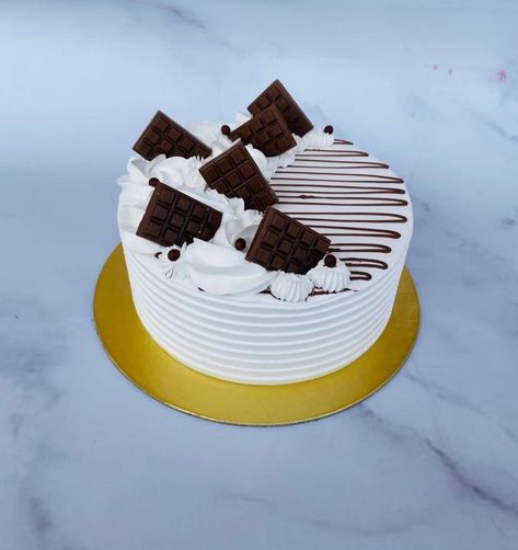 Chocolate Flavour Cake Design, Simple Cream Cake Design, Blackforest Cake Decoration Ideas, Simple Whipped Cream Cake Design, Blackforest Cake Designs, Whipped Cream Cake Design Ideas, Simple Chocolate Cake Design, Chocolate Cake Design Ideas Simple, Whipped Cream Cakes