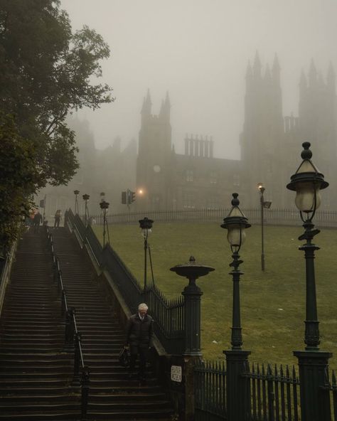 European City Photography, Misty City Aesthetic, Edinburgh Old Town, Foggy Edinburgh, Old Street Aesthetic, Foggy Morning Aesthetic, Overcast Aesthetic, Old City Photography, Old London Aesthetic