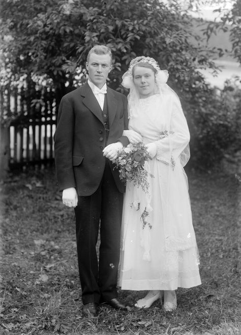 Bride and groom, ca. 1930-1935 Vintage Bridal Fashion, 1970s Wedding Dress, 1970s Wedding, Nostalgic Wedding, Vintage Brides, Vintage Wedding Photos, Victorian Wedding, Glass Plate, Vintage Bride