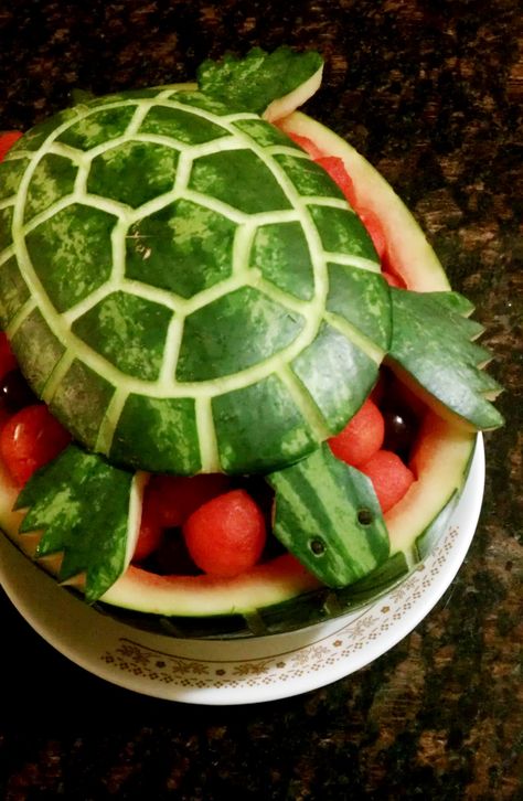 Adult Halloween Party Food, Watermelon Turtle, Watermelon Art, Decorações Com Comidas, Watermelon Carving, Fruit And Vegetable Carving, Cut Watermelon, Vegetable Carving, Creative Food Art